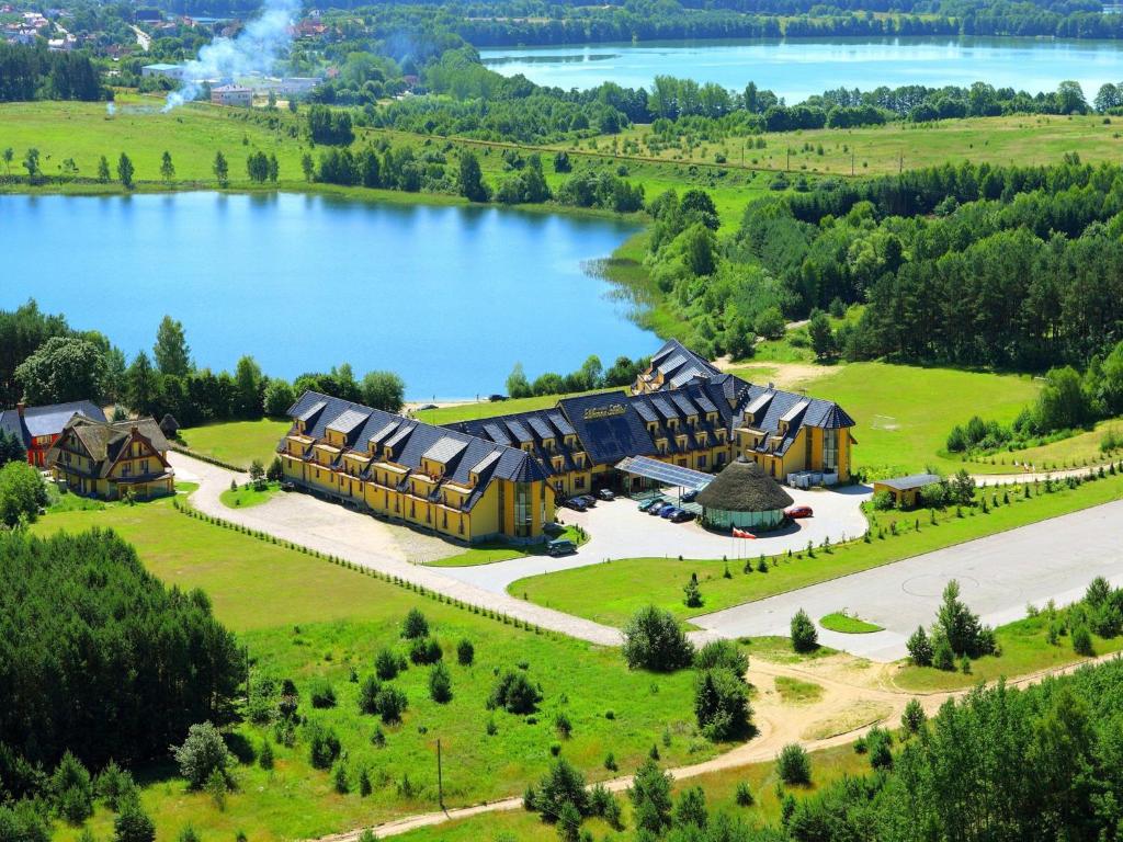 奥尔什丁Manor Hotel的享有度假胜地的空中湖景