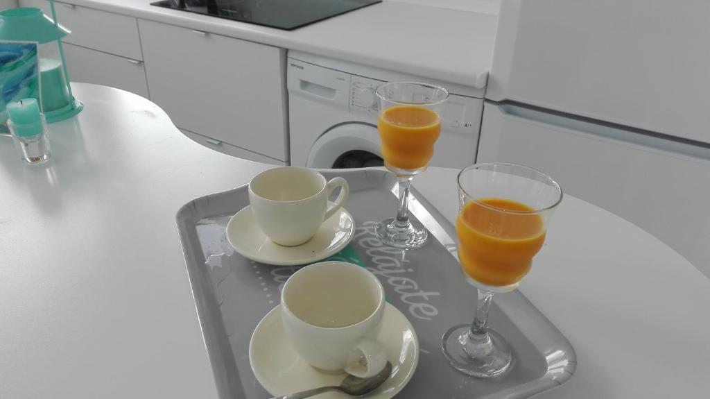 卡列罗港Apartamento Calero的2杯橙汁和2杯咖啡