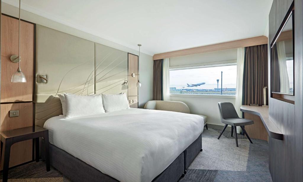 希灵登Hyatt Place London Heathrow Airport的一间设有大床和窗户的酒店客房