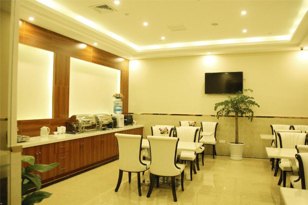 Luyang格林豪泰江苏省苏州市昆山市北门路模具城快捷酒店的一间设有椅子、桌子和镜子的等候室
