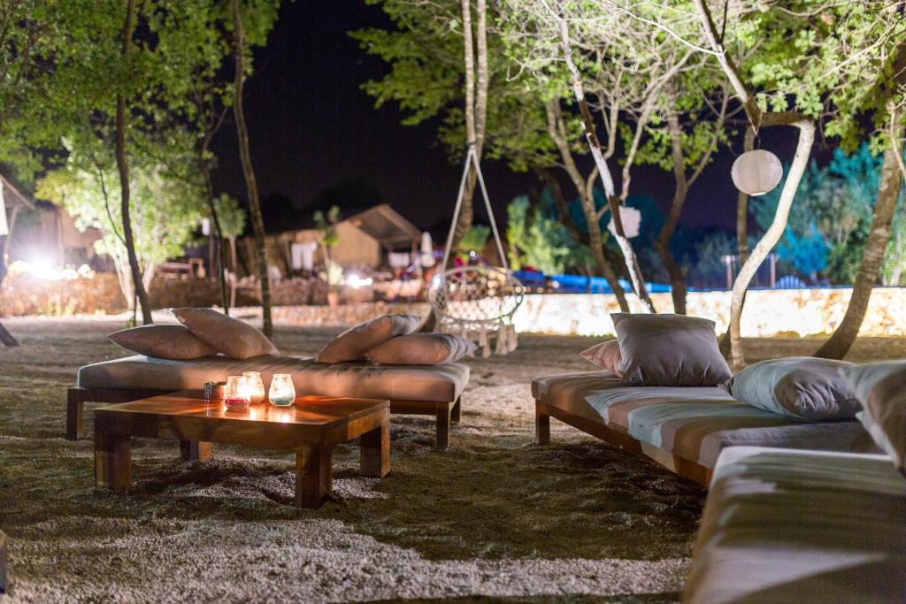 Gornji HumacBoutique Camping Nono Ban的一群沙发,晚上坐在院子里