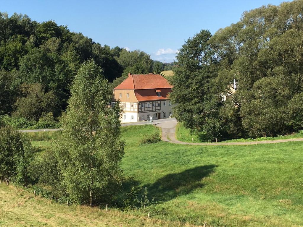 SaupsdorfFerienwohnung Richtermühle的田野上大房子的空中景观