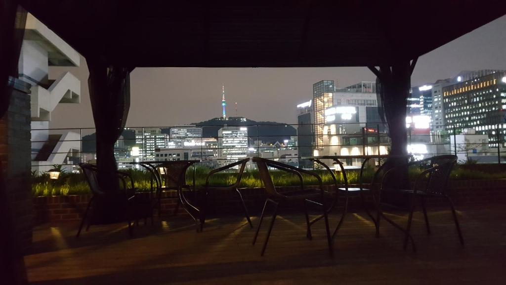 首尔格瑞德酒店的一群椅子在晚上坐在阳台上