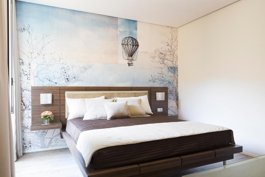 罗马罗姆旅馆的一间卧室配有床和壁画