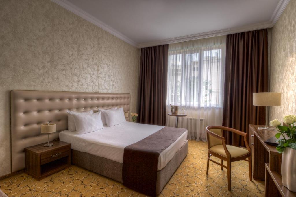 欧洲酒店客房内的一张或多张床位