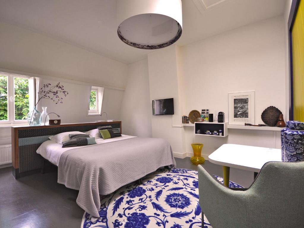奈梅亨海特布劳乌尔早餐加卧室旅馆的卧室配有一张蓝色和白色地毯。