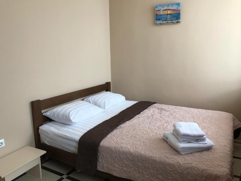 敖德萨Asteria的一间卧室配有一张床,上面有两条毛巾