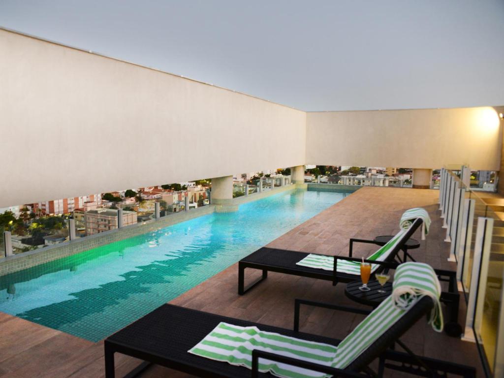 蒙蒂斯克拉鲁斯Dubai Suites的一座带桌椅的游泳池