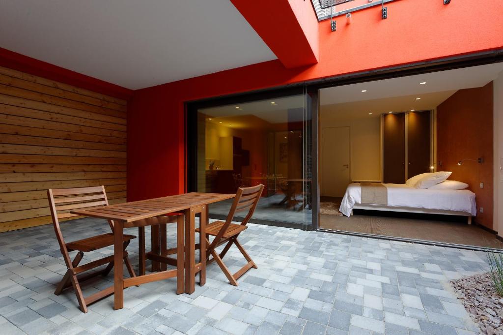 希伯维列完美公寓的庭院设有一张木桌和椅子,设有一间卧室。