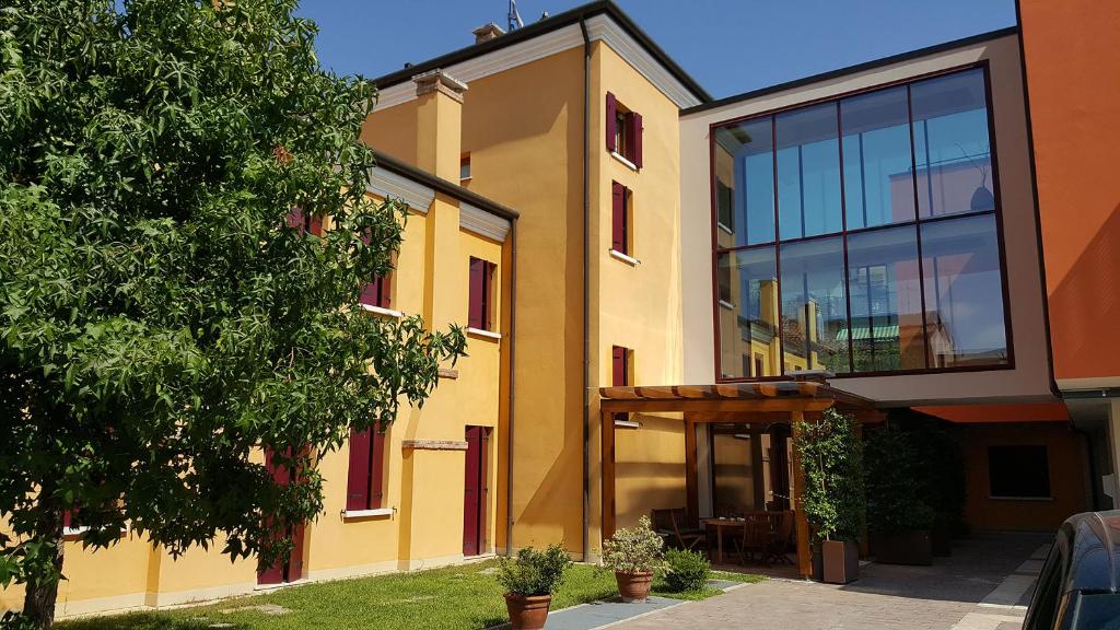 梅斯特UNAWAY Ecohotel Villa Costanza Venezia的黄色建筑,设有大窗户