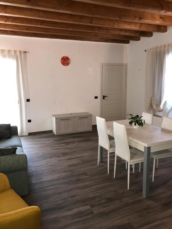 帕多瓦Residence Eremitani的客厅设有餐桌和椅子
