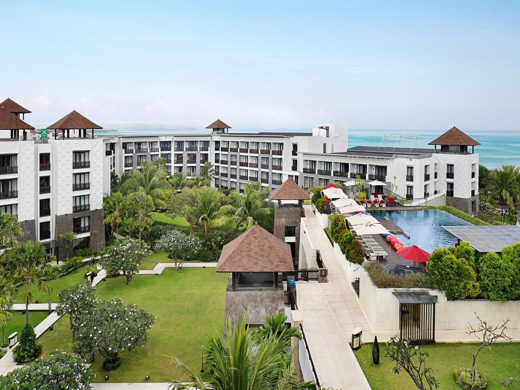 勒吉安巴厘岛勒吉安海滩铂尔曼酒店的享有带游泳池的度假村的空中景致