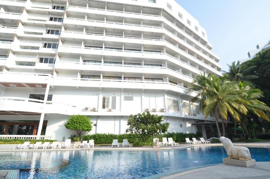 芭堤雅市中心芭提雅迎宾广场酒店的一座大型建筑,在一座建筑前设有一个游泳池