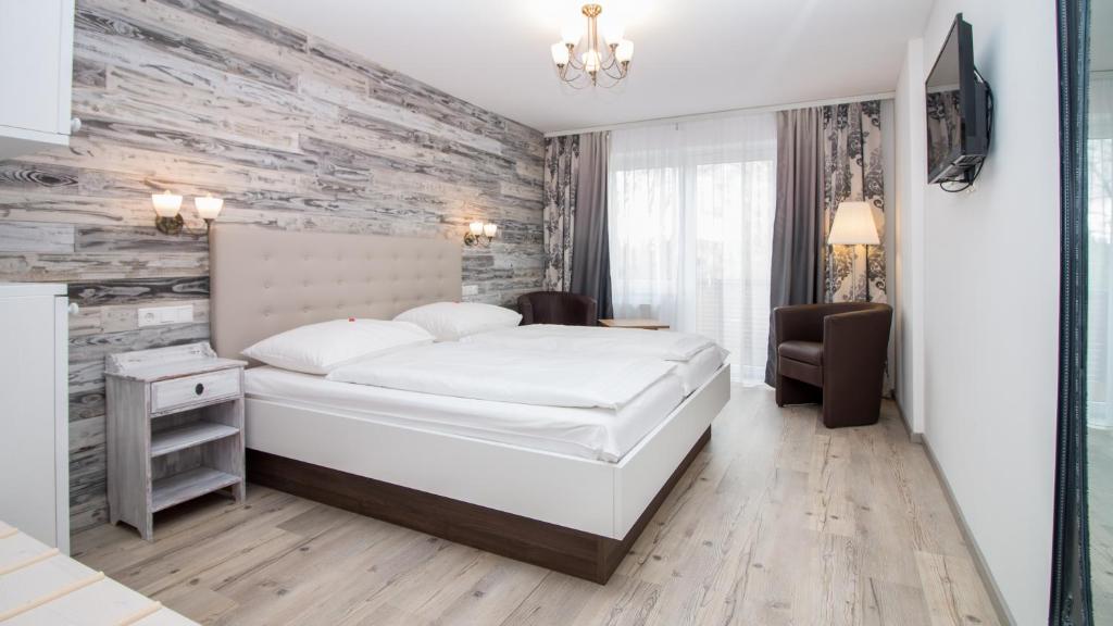 马兰迪加尼戴安娜酒店的卧室配有白色的床和石墙
