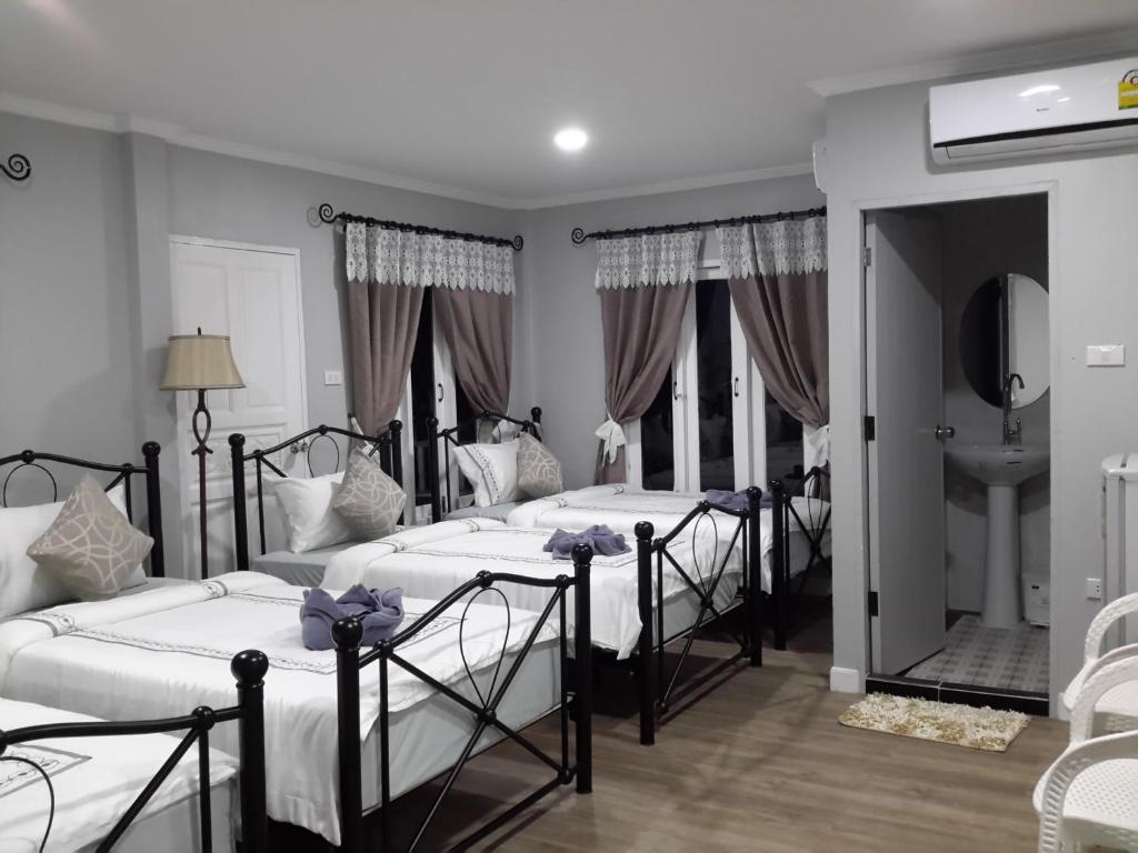 沙美岛天空小屋酒店的一间客房内的四张床