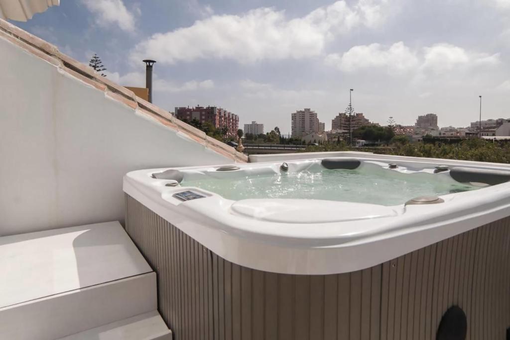 福恩吉罗拉Casa Los Pacos的浴缸位于大楼的顶部