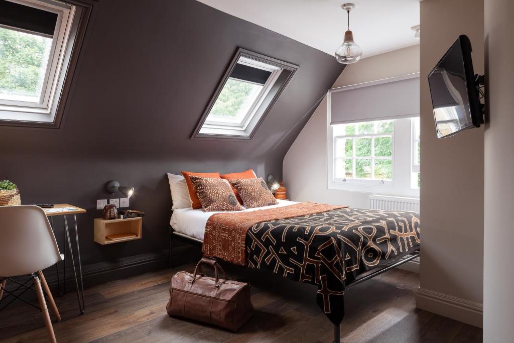 伦敦佩卡姆酒店的一间卧室设有一张床和两个窗户。
