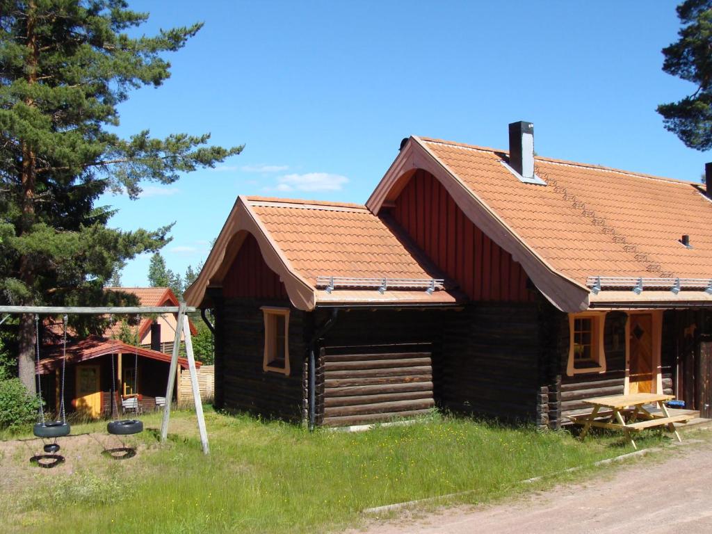 莫拉Tomtelandstugan的小木屋,设有红色屋顶