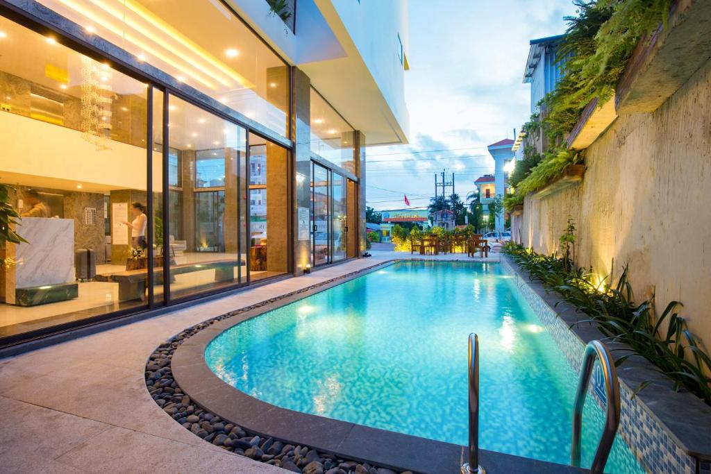 富国富国克盖亚酒店的一座建筑物中央的游泳池