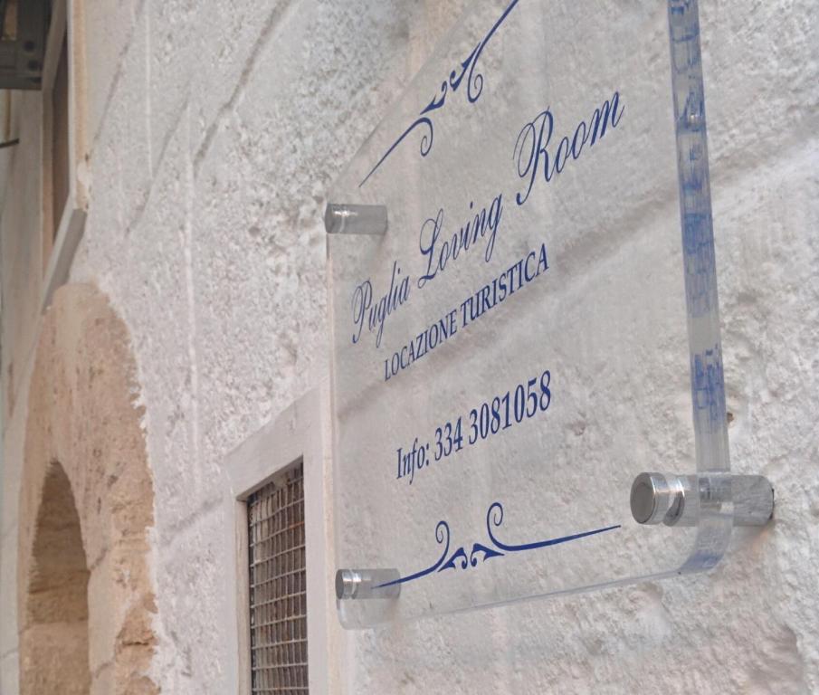 莫诺波利Puglia Loving Room的建筑一侧的墙上写着字