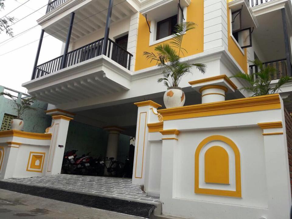 蓬蒂切里Dj Villa的黄色和白色的建筑,设有阳台