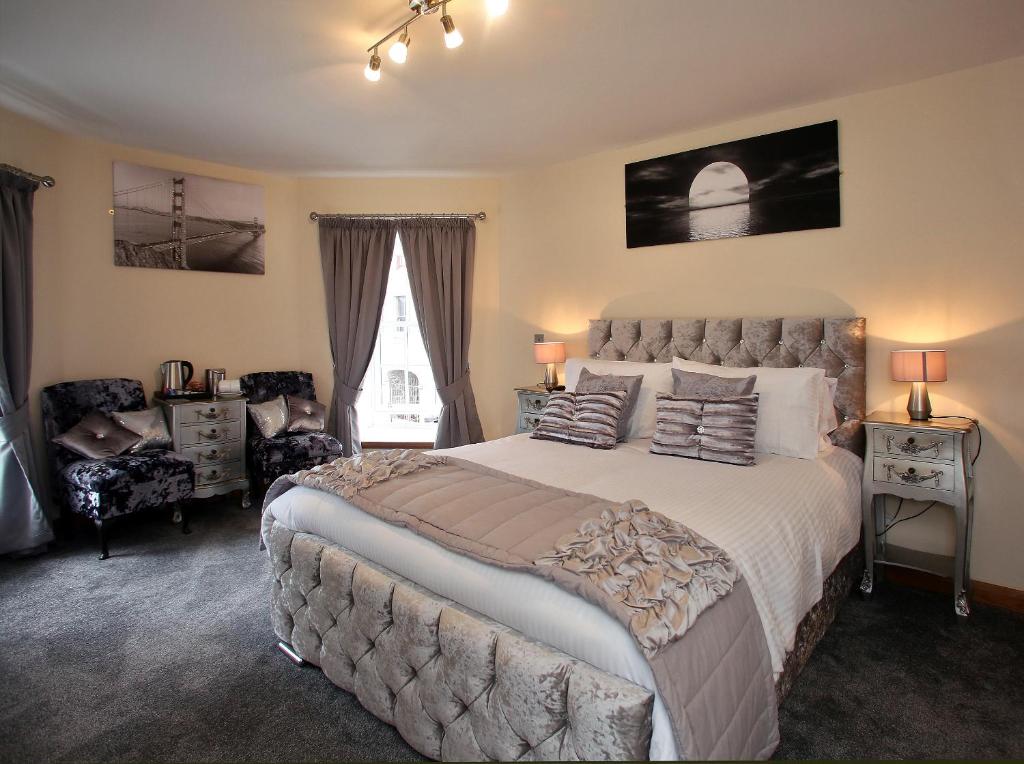 阿德西尔星星宾馆客房住宿加早餐旅馆的一间卧室设有一张大床和一个窗户。