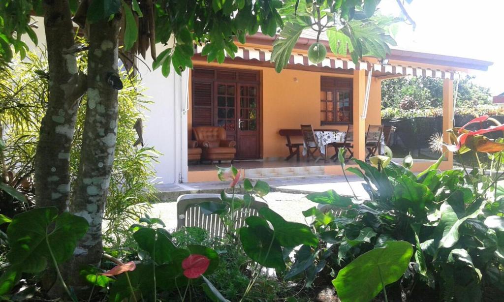 Saint-JosephHoliday Home Villa Kay Malouz的一个带门廊和庭院的房子