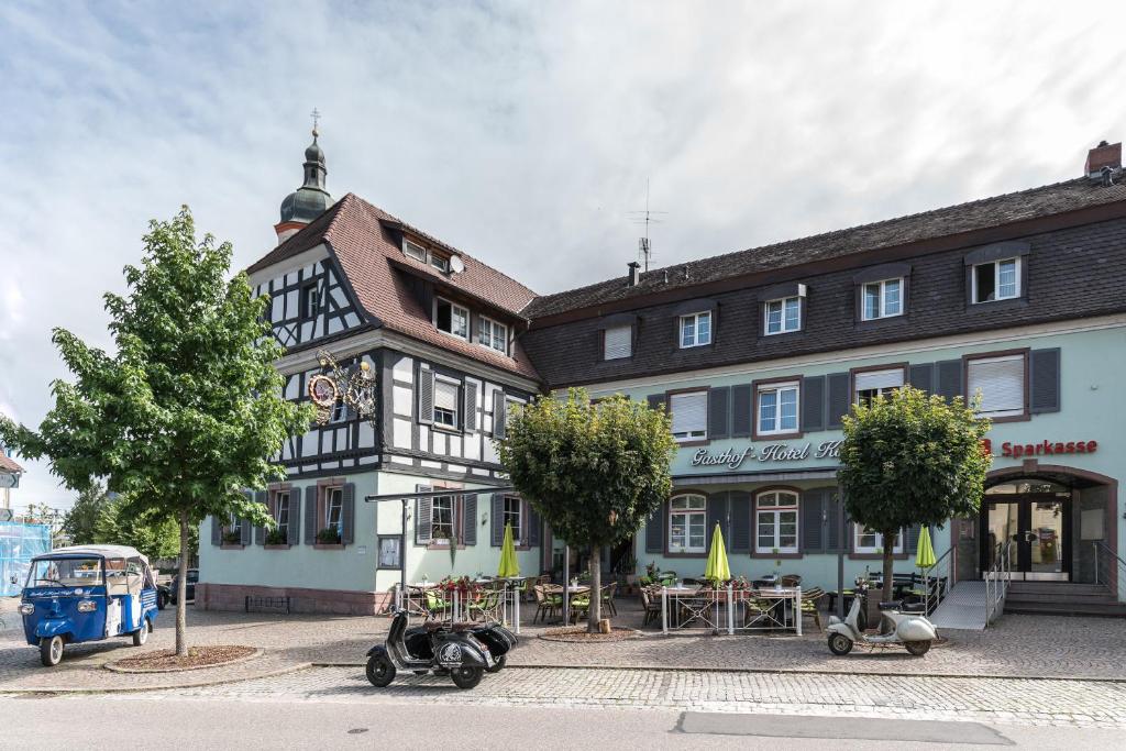 里格尔Gasthof - Hotel Kopf的停在前面的摩托车建筑