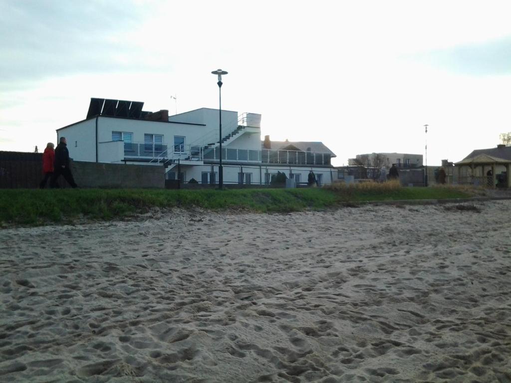 雷瓦Willa Aster的一片沙滩,背面有房子