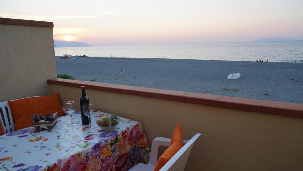 泰尔梅维利亚托雷海上阳台公寓的一张桌子,上面有一瓶沙滩葡萄酒