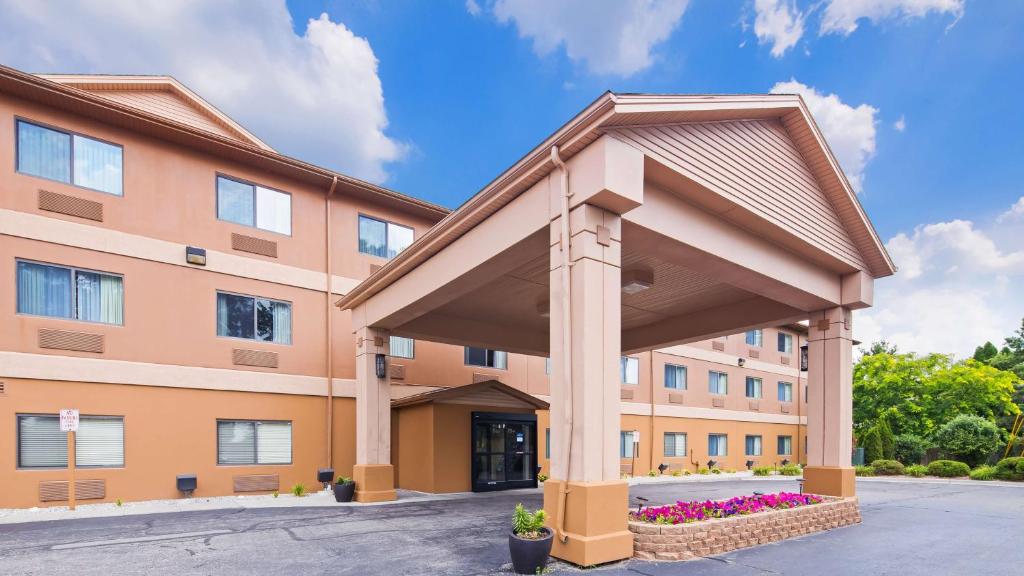 休伦港Best Western Port Huron Blue Water Bridge的 ⁇ 染带凉亭的建筑物