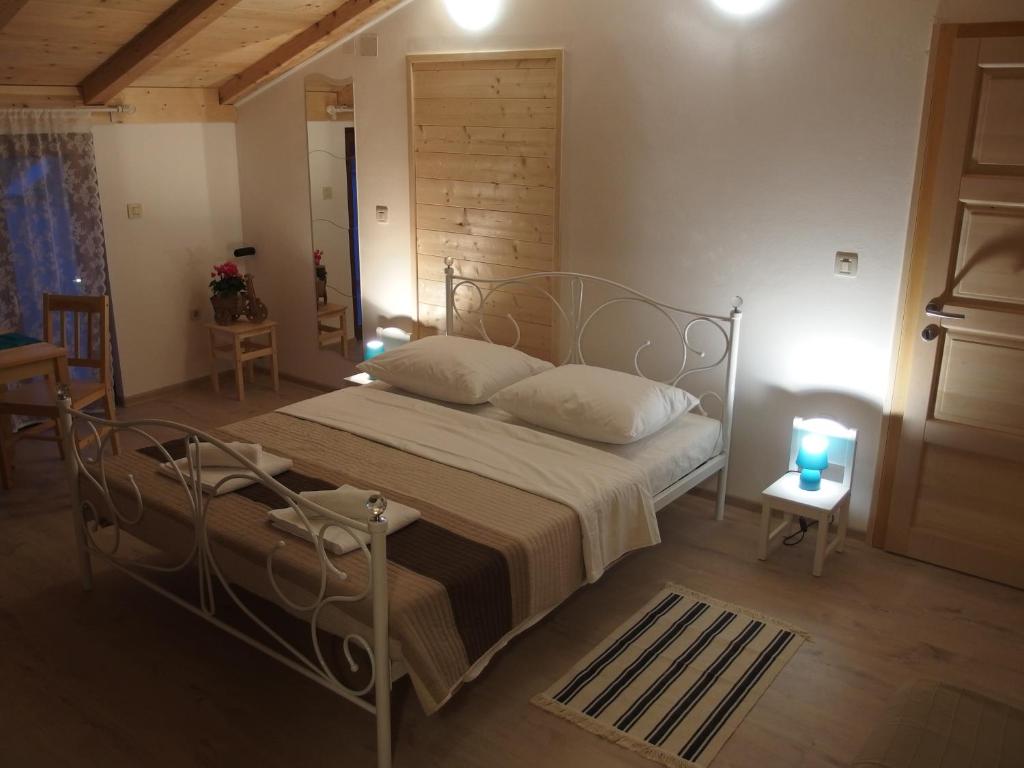Novaki MotovunskiGuesthouse Casetta Verde的一间卧室配有一张带金属框架的床