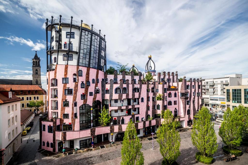 马格德堡马格德堡艺术酒店的一座粉红色的建筑,上面有一座塔