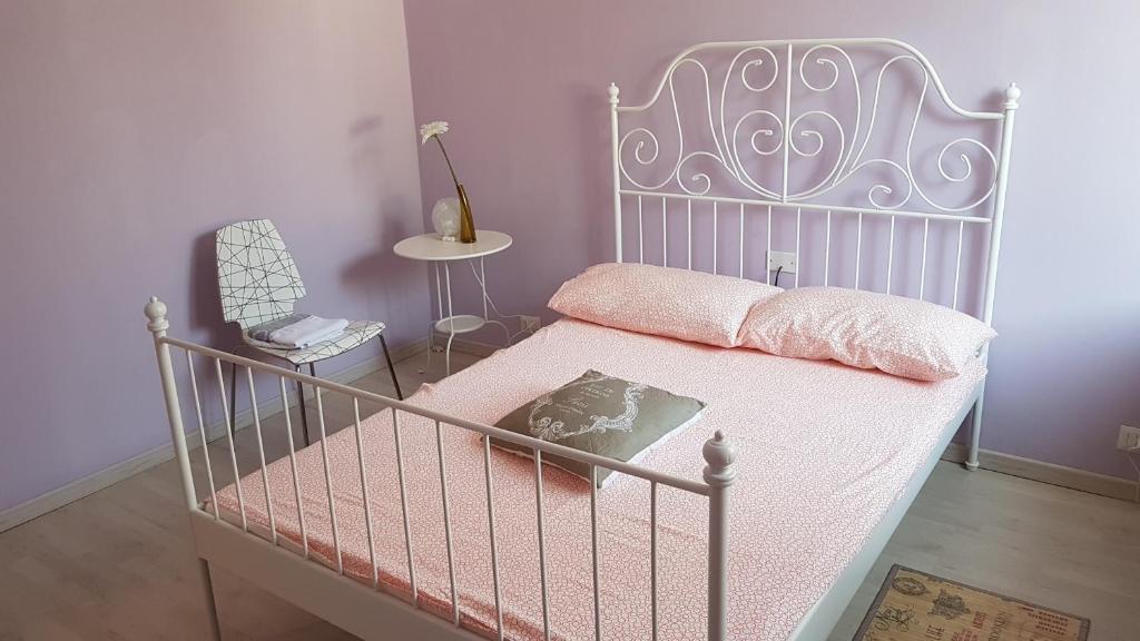 贝加莫iride的一间卧室配有一张白色床架的床