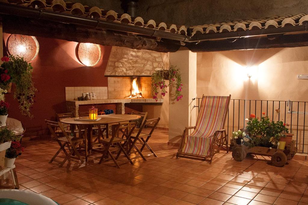 Puebla de San MiguelCasa Rural Majico的一间厨房,里面配有桌椅