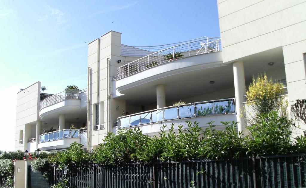 塞尔莫内塔B&B Stazione Latina的公寓大楼的一侧设有阳台。