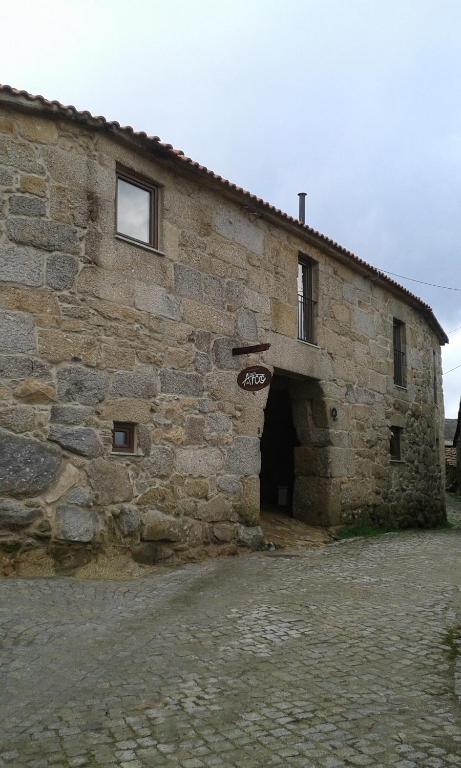 Mezio卡萨多阿科 - 坎普之家乡村民宿的一座古老的石头建筑,设有大门廊