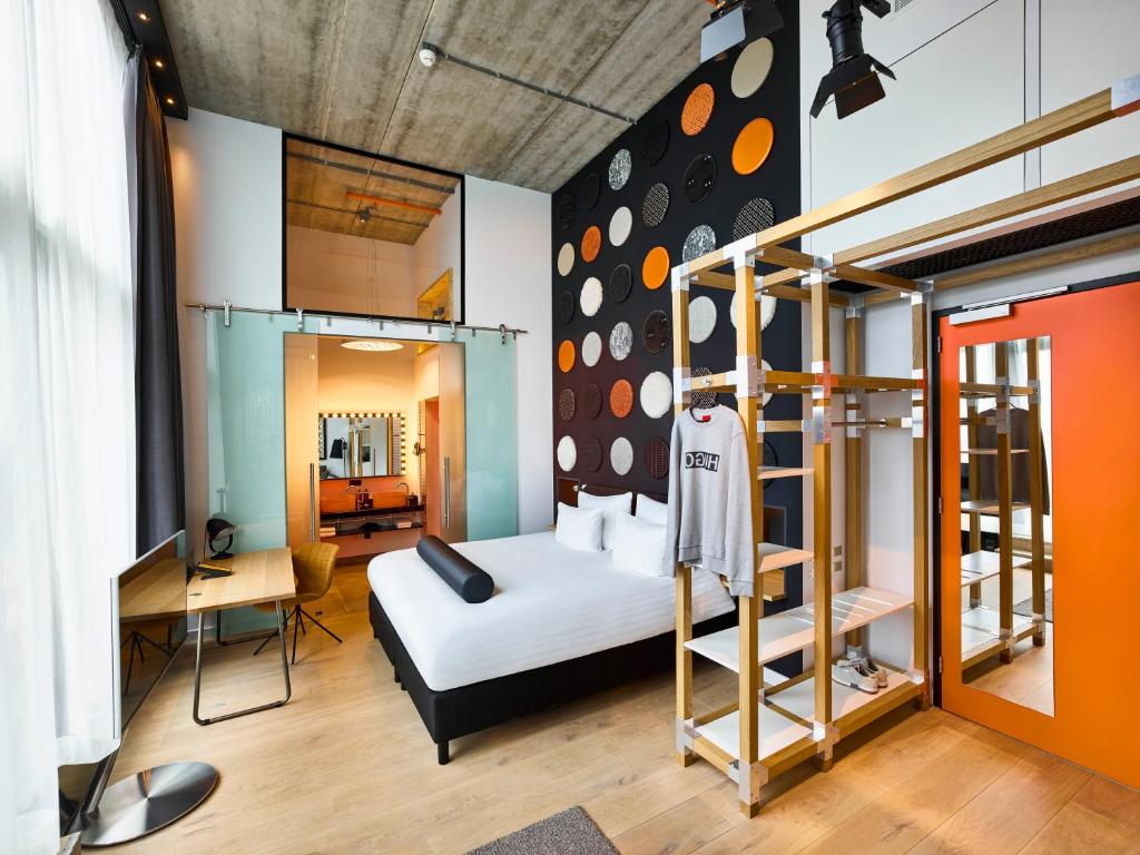 阿姆斯特丹Jaz in the City Amsterdam的一间卧室配有双层床和书桌