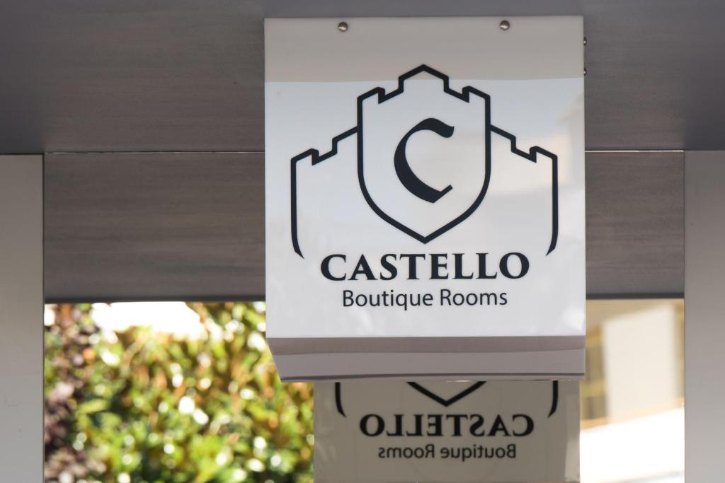 卡瓦拉Castello Boutique Rooms的建筑物标志