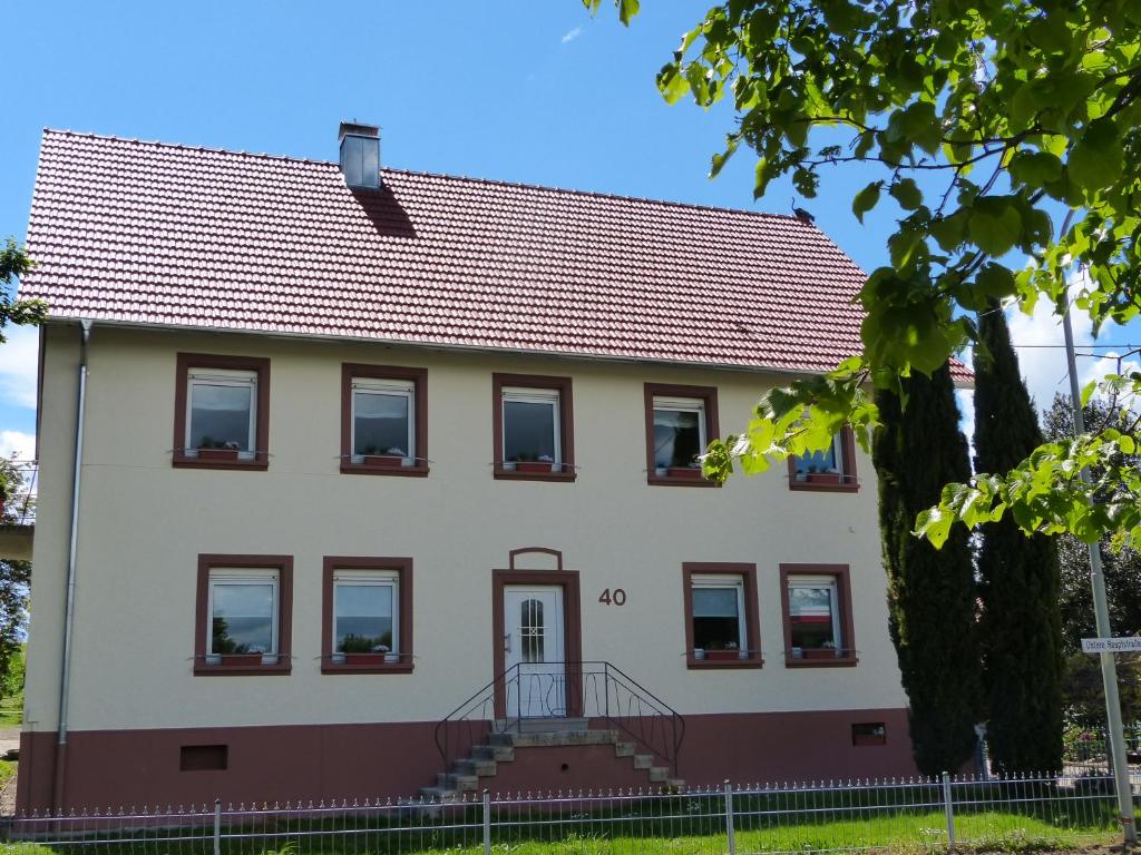 OberhausenDie Gefährten的白色房子,有红色屋顶