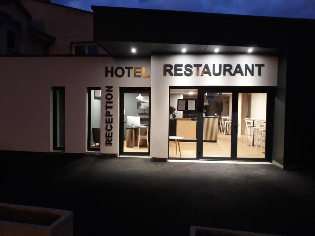 绍莱高迪尼尔酒店的酒店的餐厅,晚上营业