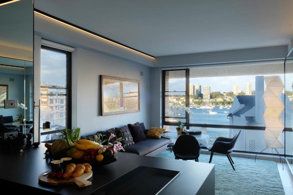 悉尼KC伊丽莎白湾公寓的客厅配有沙发和桌子