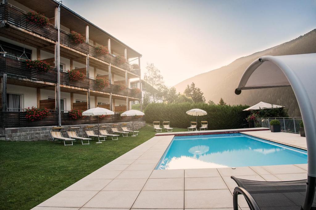 欧缇莫施维格尔创意酒店的一座酒店,在一座建筑旁边设有游泳池