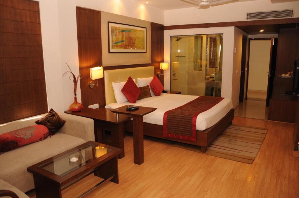 瓜廖尔瓜廖尔丽晶酒店的酒店客房,配有床和沙发