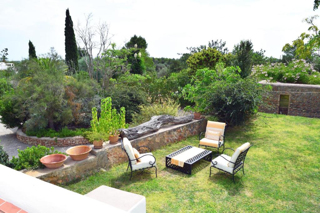 圣埃乌拉利亚Agroturismo Ca na Joaneta的一个带桌椅的庭院和一个花园