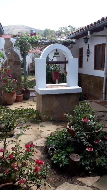 萨迈帕塔Posada Guasu的种植了盆栽植物的花园和带镜子的建筑