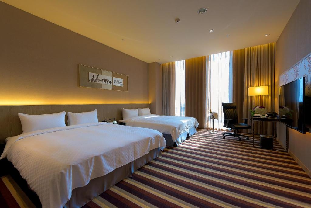 头份市尚顺君乐饭店的酒店客房设有两张床和电视。