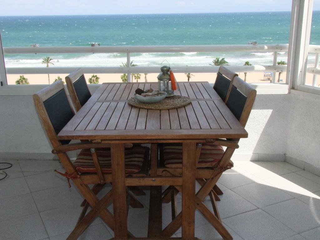 厄尔·阿尔特Urbanova Apartment的一张餐桌,享有海滩美景