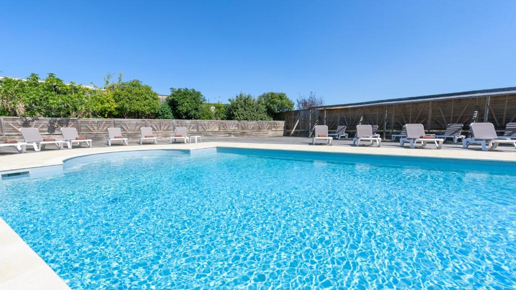 查姆布里陶德博伊斯涅德城堡酒店的一个带椅子的游泳池和一个游泳池