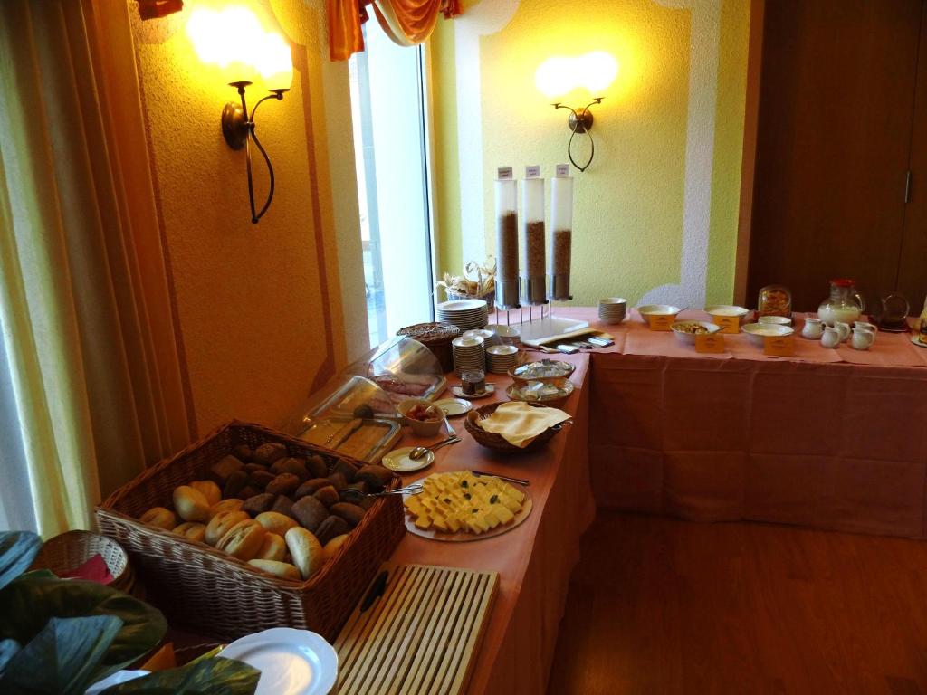 施普伦贝格施塔特施普伦贝格酒店的一张桌子,上面放着一盒面包和其他食物